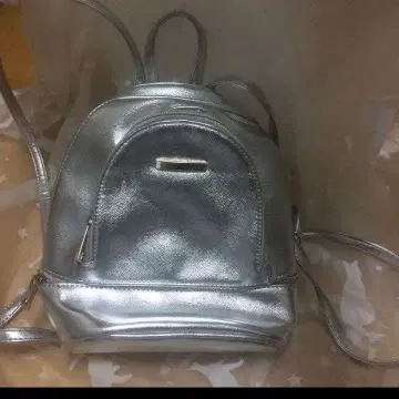 메탈릭 실버 백팩