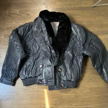 엠보싱 가공 블랙 가죽 자켓