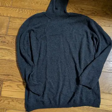 마리나 린디의 그레이 터틀넥 스웨터