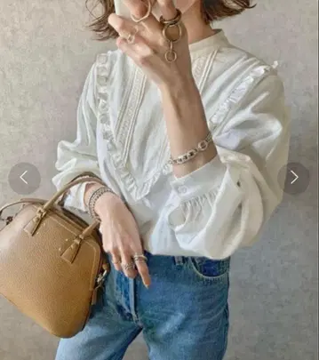 새상품 택 포함 프릴 화이트 V넥 셔츠