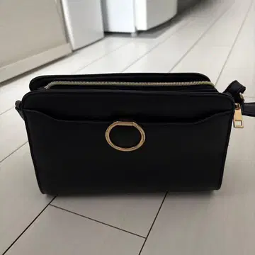 블랙 숄더백 골드링 포함