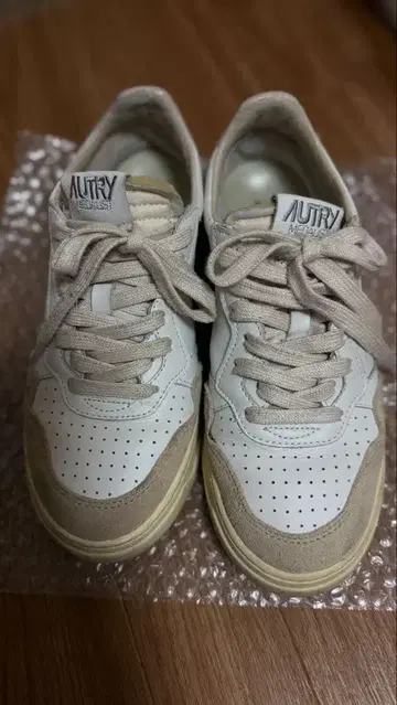 AUTRY 화이트/베이지 스니커즈