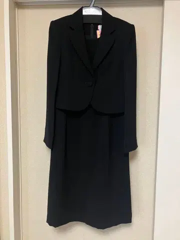 블랙 수트 자켓과 드레스 세트