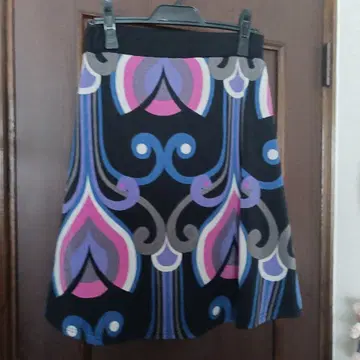 아모아르카프리스 플레어 스커트 무릎 기장 추상 무늬 블랙 보라색 핑크