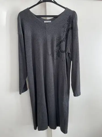 스포티 그레이 긴팔 V넥 자수 원피스