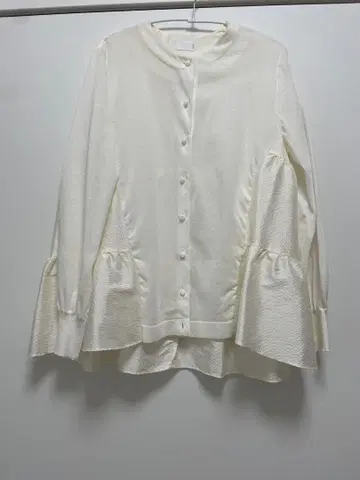 [ 새상품급 네고 가능 ] Sono 아이보리 프릴 소매 셔츠