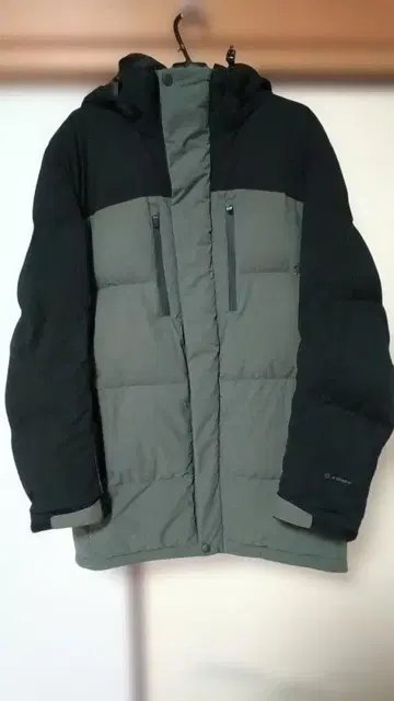 엑스쉘터 프리미엄 기가퍼프 다운 코트 블랙과 그린