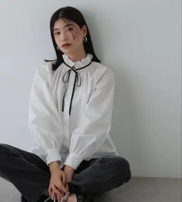 Natural Beauty Basic 프릴 넥 바이컬러 리본 블라우스