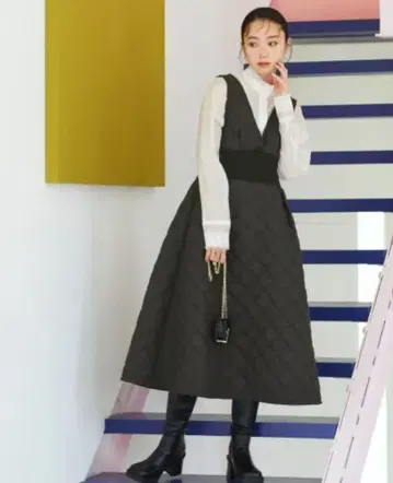 루일 에 부티크 퀼팅 슬리브리스 원피스