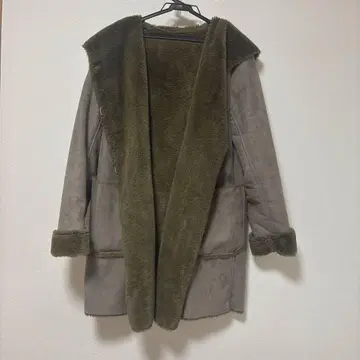 컴시즘 후드 부착 그레이 무스탕 코트