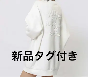 스파이럴걸 MLB 엠보싱 로고 원피스 화이트 맨투맨