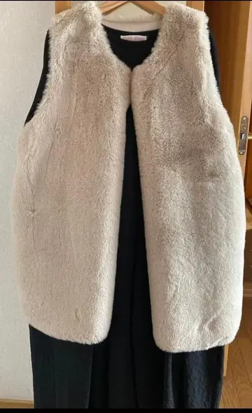 크림색 퍼 베스트 슬리브리스