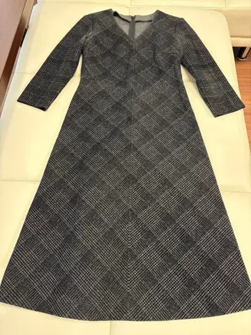 ANAYI 그레이 계열 체크 무늬 V넥 원피스