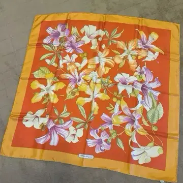 [ 새상품급 ] 페라가모 꽃 백합 오렌지 대형 스카프