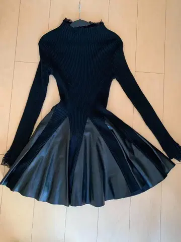 밑단의 니트와 인조 가죽의 조합이 멋스러운 니트입니다