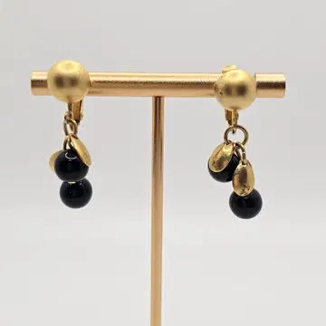 빈티지풍 블랙 골드 잎 모티브 귀찌