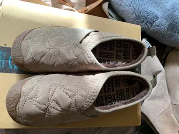 KEEN 베이지 퀼팅 슬립온