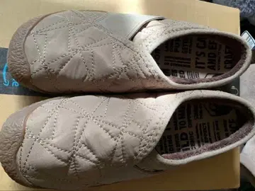 KEEN 베이지 퀼팅 슬립온