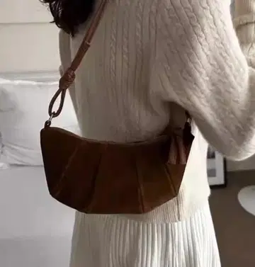 브라운 플리츠 디자인 숄더백