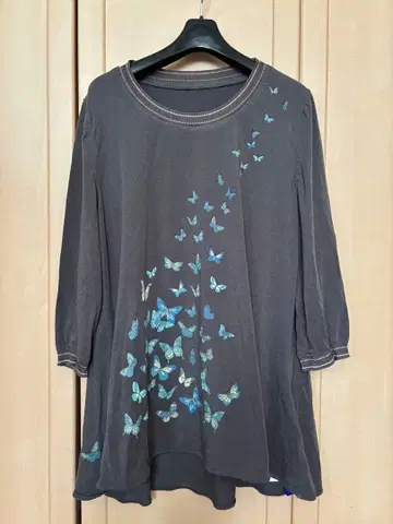 [ 미사용 ] 이타리야 나비 프린트 그레이 7부 소매 상의 튜닉