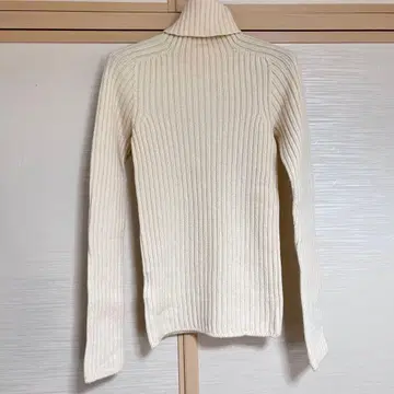 일리안 로브 터틀넥 화이트