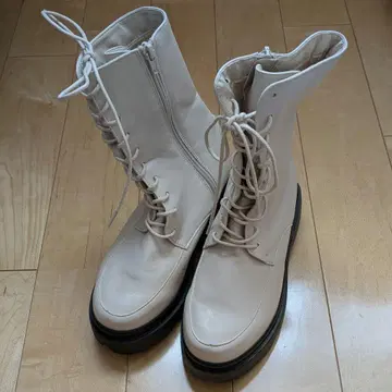 화이트 레이스업 통굽 부츠