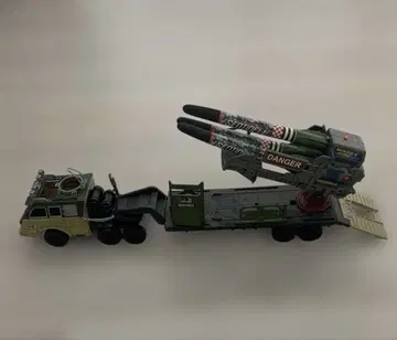 로켓 발사 전투 차량 트레일러 포함 트럭