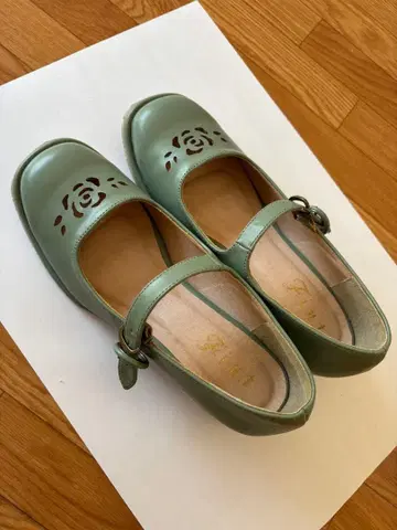 Fint 로즈 컷워크 스트랩 펌프스 L/GREEN