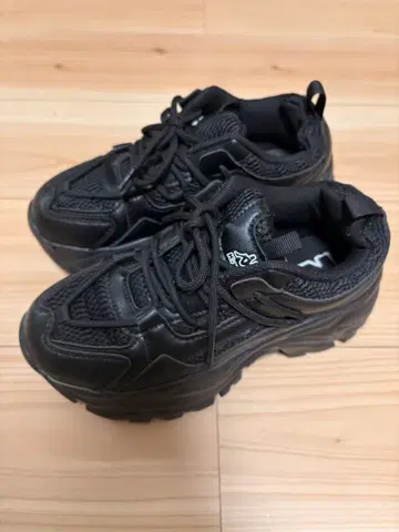 블랙 통굽 캐주얼 스니커즈