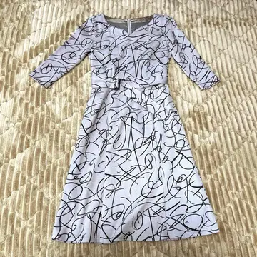 쿠 드 샹스 그레이 추상선 무늬 7부 소매 원피스 34