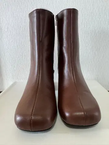 브라운 지퍼 부츠