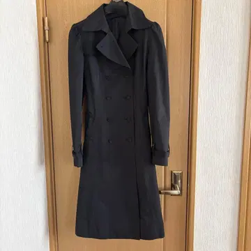 컴시즘 블랙 더블 브레스트 트렌치코트