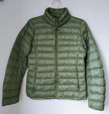 유니클로 울트라 라이트 다운 여성용 S 사이즈 카키 계열 (주머니 없음)