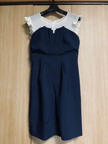 네이비와 화이트의 타이트 드레스