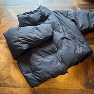 블랙 컬러 나일론 퀼팅 다운 자켓