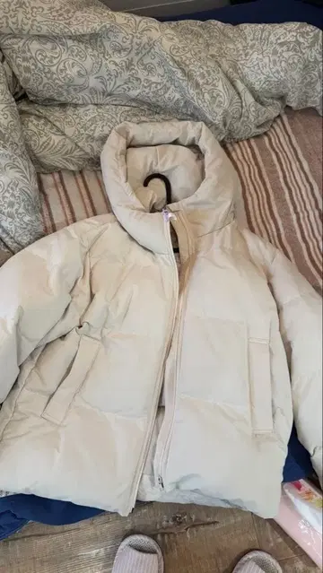 베이지 다운 자켓 L 사이즈 후드 부착