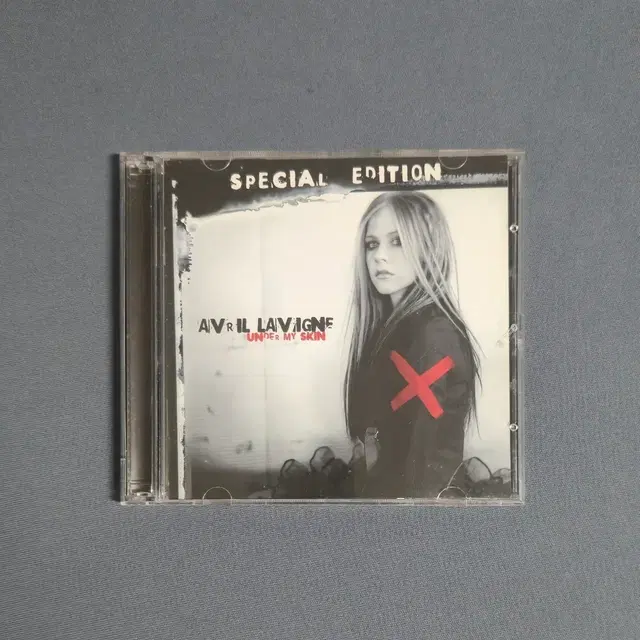 에이브릴 라빈 2집 앨범 UNDER MY SKIN 스페셜 에디션