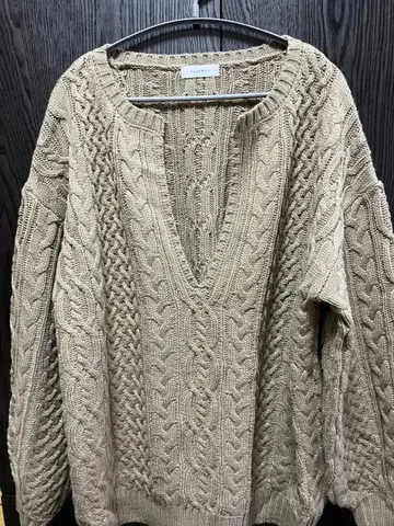 PAGBOY 베이지 V넥 케이블 니트 스웨터