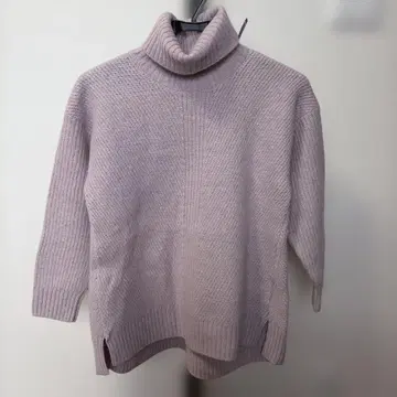 터틀넥 니트 슬릿 포함 옅은 핑크