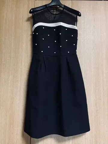 블랙 펄 장식 A라인 드레스