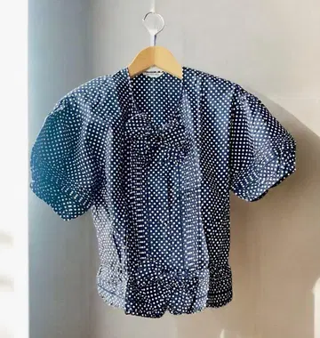 INGEBORG 블랙 도트 반팔 블라우스