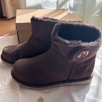 quatre feuilles 브라운 스웨이드 퍼 부츠 버튼 포함