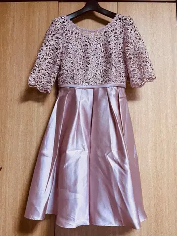 연한 핑크색 레이스 드레스