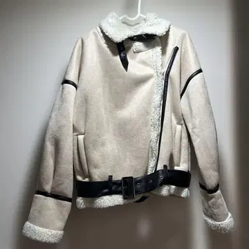 크림색 무스탕 라이더 자켓