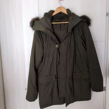 올리브색 후드 부착 충전솜 코트