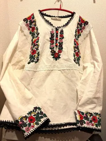 자수 들어간 화이트 긴팔 튜닉