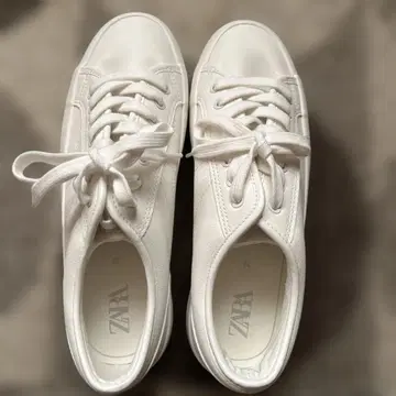 ZARA 화이트 스니커즈 39사이즈 25.5cm