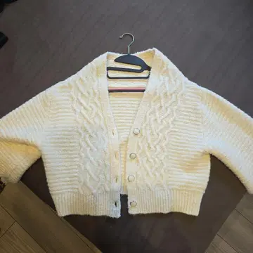 화이트 케이블 니트 터틀넥 스웨터