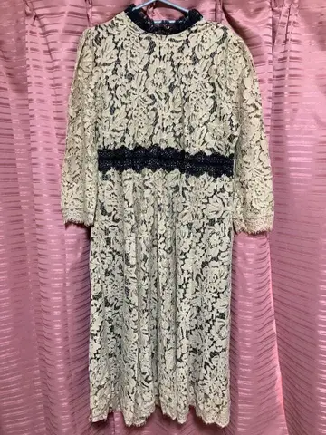미사용 베이지와 블랙의 전체 레이스 원피스