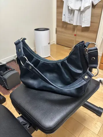 네이비 숄더백 합성 피혁제